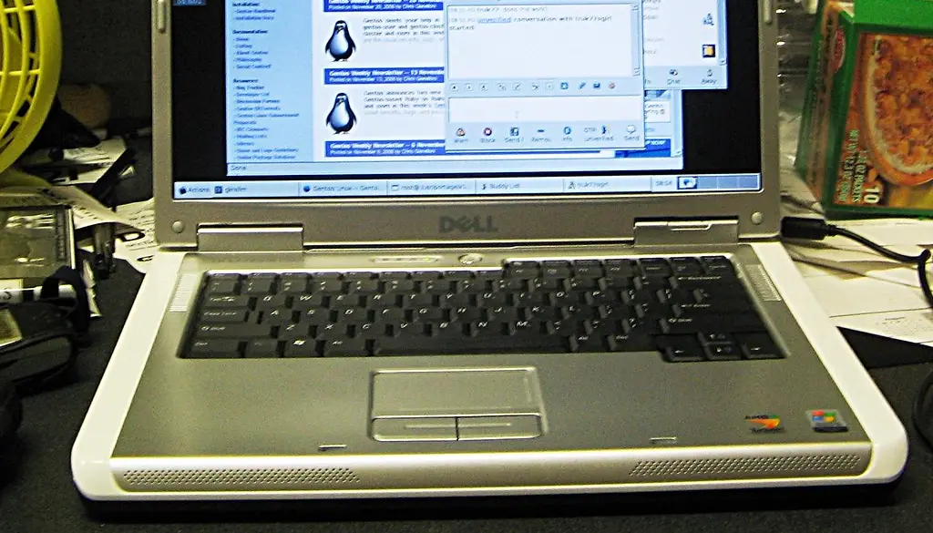 A laptop screen showing the GRUB boot menu with Ubuntu and Windows entries