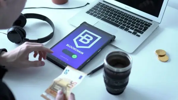 Illustration contrasting a transparent ledger transaction with a shielded privacy coin transaction